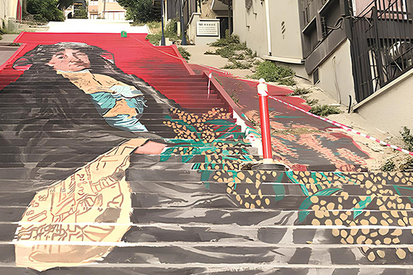 Mimozalı Kadın Merdiven